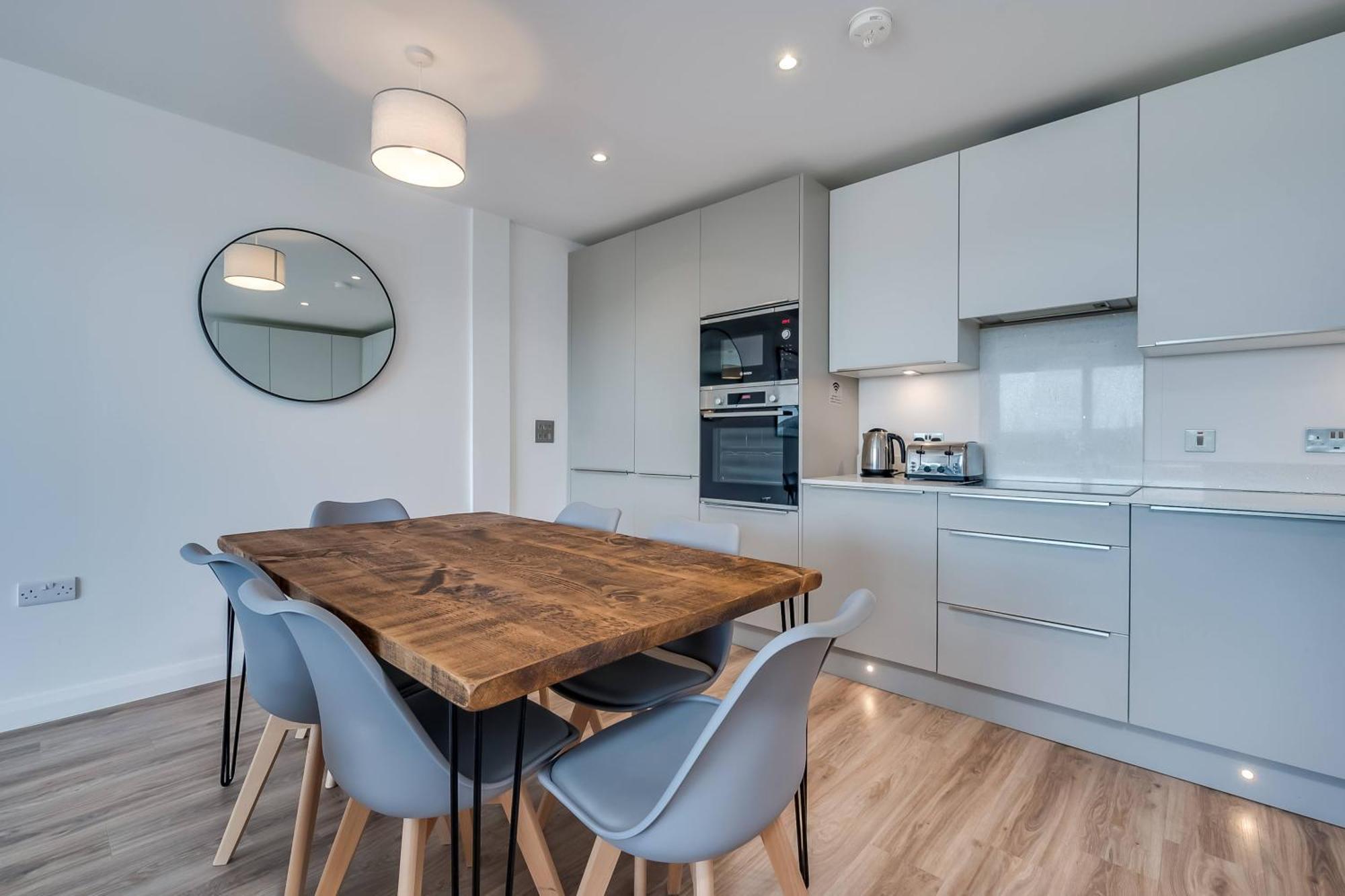 Premium Corporate & Family-friendly In *